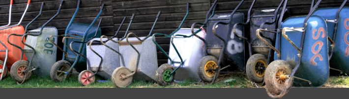 kruiwagens op een rij